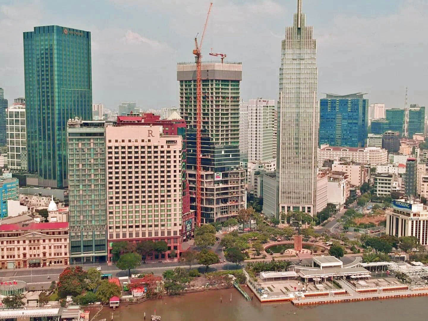 PWW Lễ Cất Nóc Hilton Saigon: Hành Trình Kiến Tạo Biểu Tượng 5 Sao