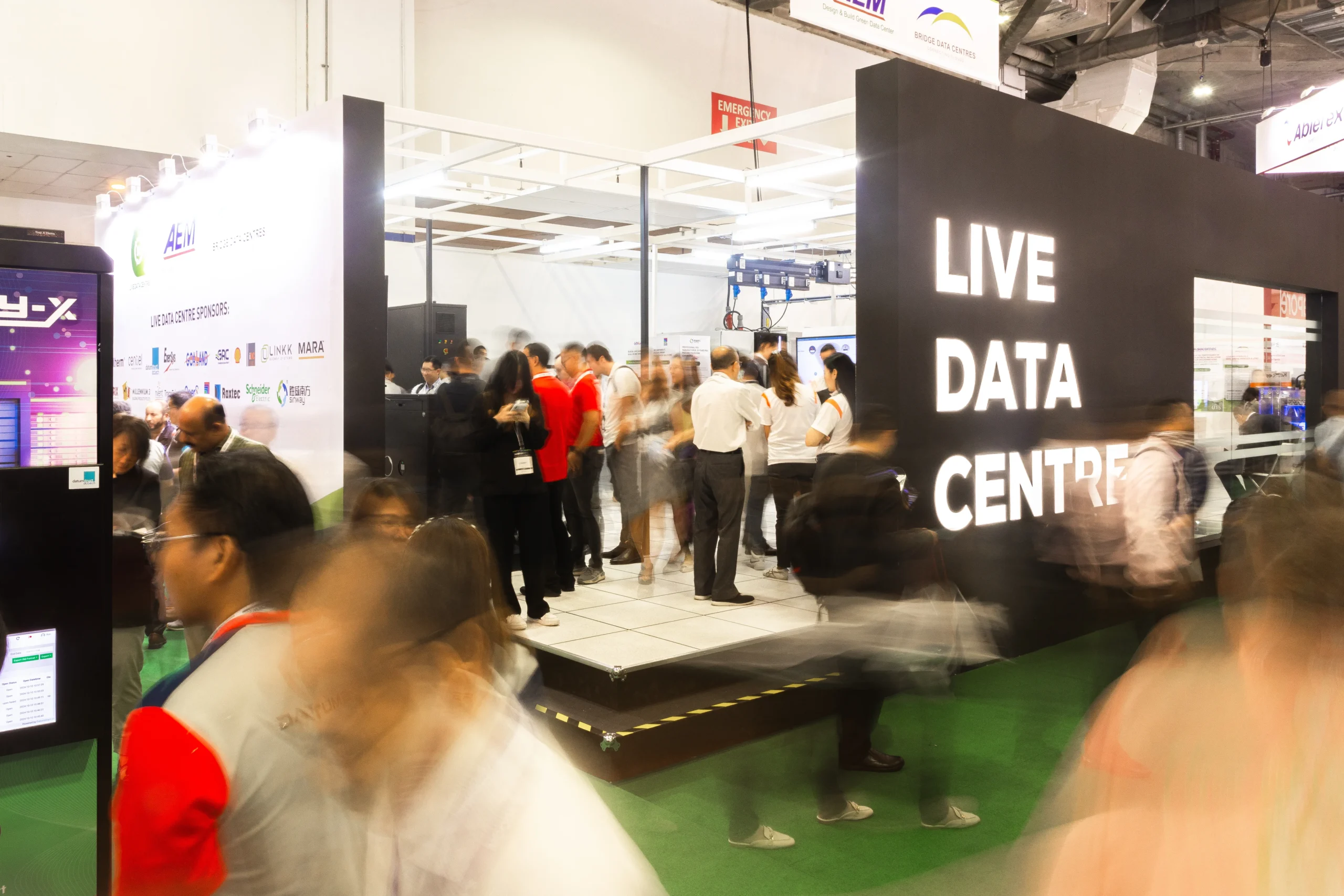Live Data Centre 2026 tại Data Centre World Asia – thiết kế bởi Aurecon, trưng bày hệ thống UPS, làm mát bằng chất lỏng, rack và giám sát hạ tầng trung tâm dữ liệu thực tế